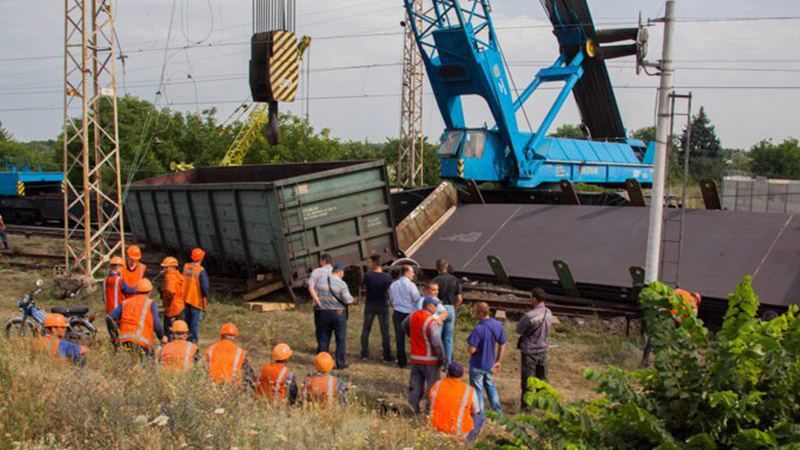 Грузовой поезд сошел с рельсов близ Днепра: важные изменения в курсировании поездов