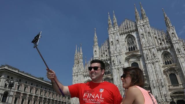 У Мілані заборонили селфі-палки, феєрверки і скляну тару