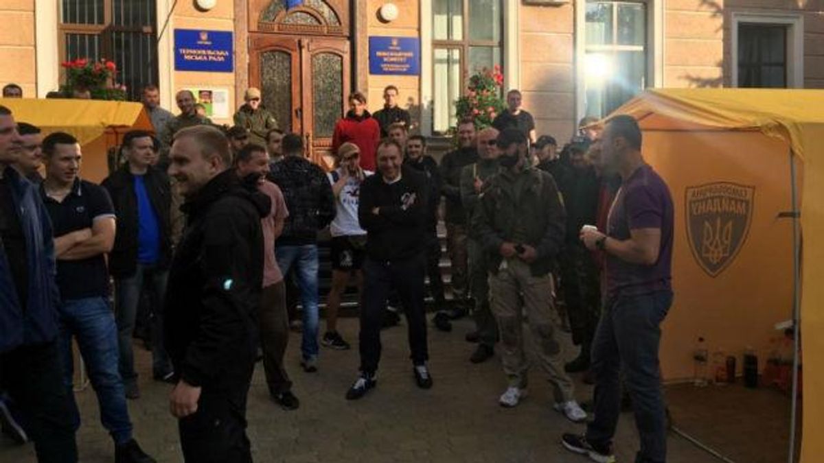 Разъяренные люди выломали двери в мэрии Тернополя и заблокировали совет Разъяренные люди выломали двери в мэрии Тернополя и заблокировали совет