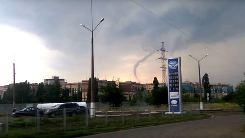 Кривим Рогом пронісся шторм: місцеві публікують фото смерчу та масивного граду Кривим Рогом пронісся шторм: місцеві публікують фото смерчу та масивного граду