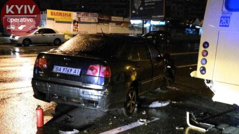 П'яний "гонщик" влетів у маршрутку у Києві: дивом минулось без жертв П'яний "гонщик" влетів у маршрутку у Києві: дивом минулось без жертв