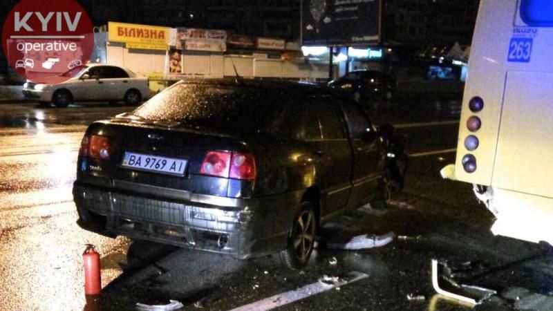 Пьяный "гонщик" влетел в маршрутку в Киеве: чудом обошлось без жертв