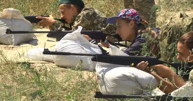 Українські школярі проходять бойовий вишкіл разом з кадровими військовими
