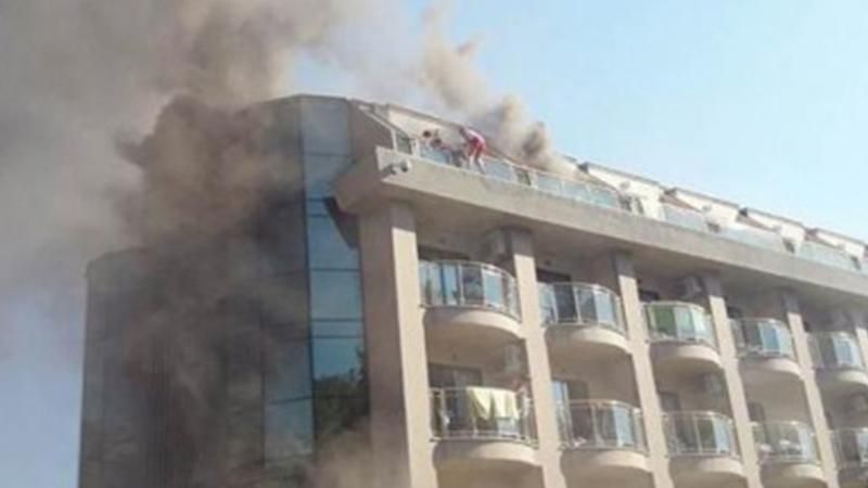 На популярному курорті в Туреччині спалахнув готель: є постраждалі туристи