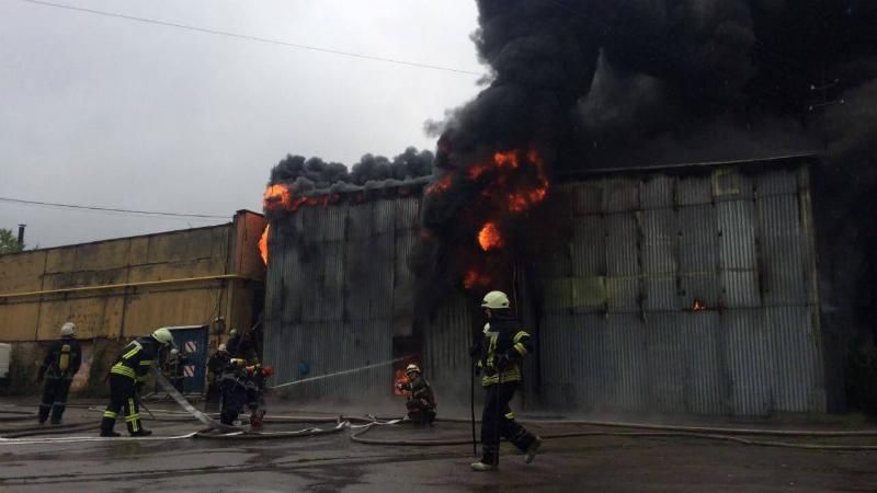 Крупный пожар вспыхнул в Киеве: появились жуткие фото