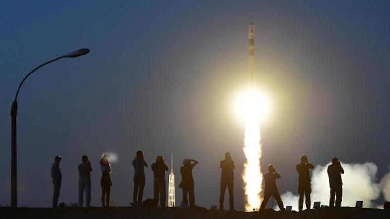Как НЛО: Необычное зрелище, как космический корабль пролетает над городом