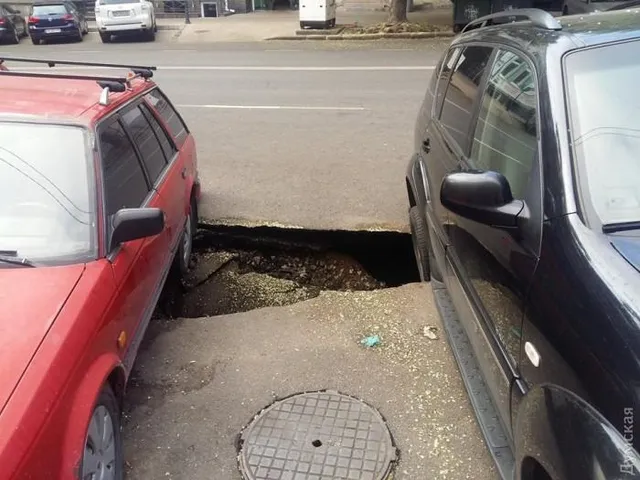 Авто провалилися під асфальт в Одесі 