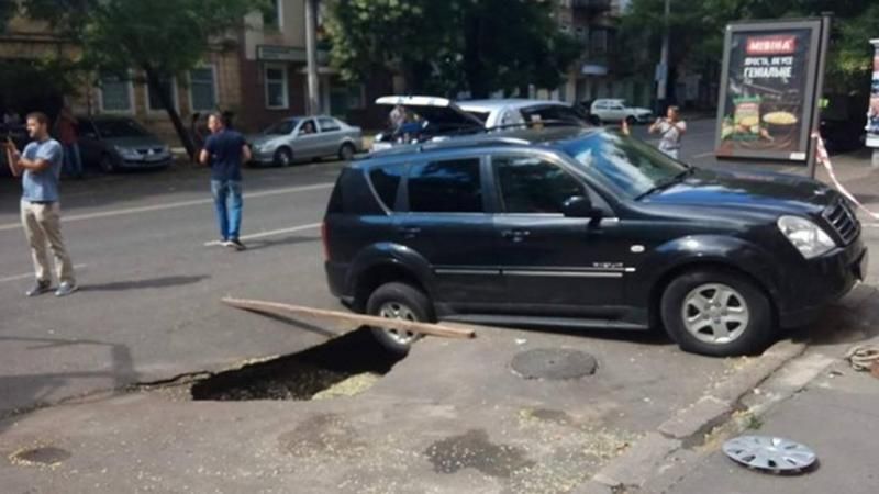 Два автомобиля провалились под асфальт в Одессе: появилось видео и фото