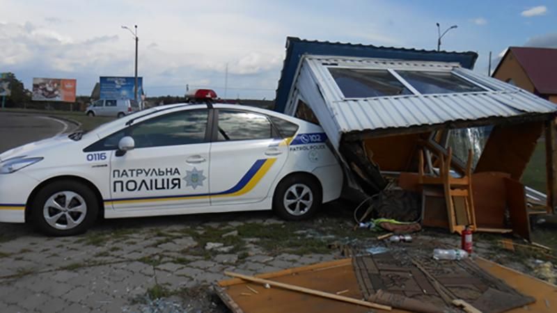 Маршрутка после аварии снесла пост полиции в Ровненской области