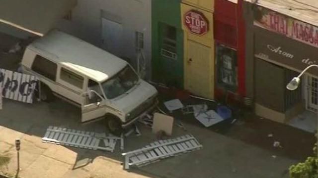 Фургон в'їхав у натовп людей у Лос-Анджелесі: є постраждалі у критичному стані Фургон в'їхав у натовп людей у Лос-Анджелесі: є постраждалі у критичному стані