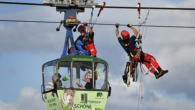 В Германии более 70 туристов застряли на канатной дороге: фото инцидента