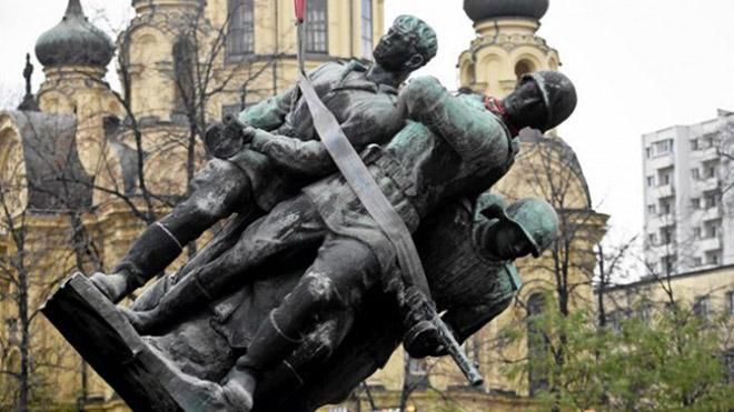 Москва погрожує Варшаві через знесення радянських пам'ятників