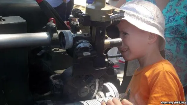 З технікою дозволяють гратись навіть дітям З технікою дозволяють гратись навіть дітям