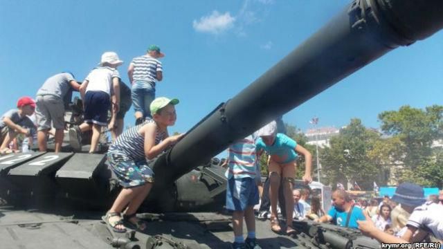 Россия вывезла в оккупированный Севастополь "Грады", "Ураганы" и "Гвоздики" Россия вывезла в оккупированный Севастополь "Грады", "Ураганы" и "Гвоздики"