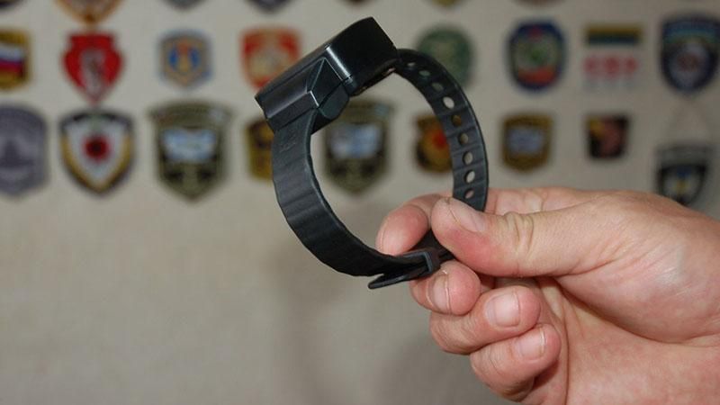 Скандальному Сусу одягли електронний браслет Скандальному Сусу одягли електронний браслет