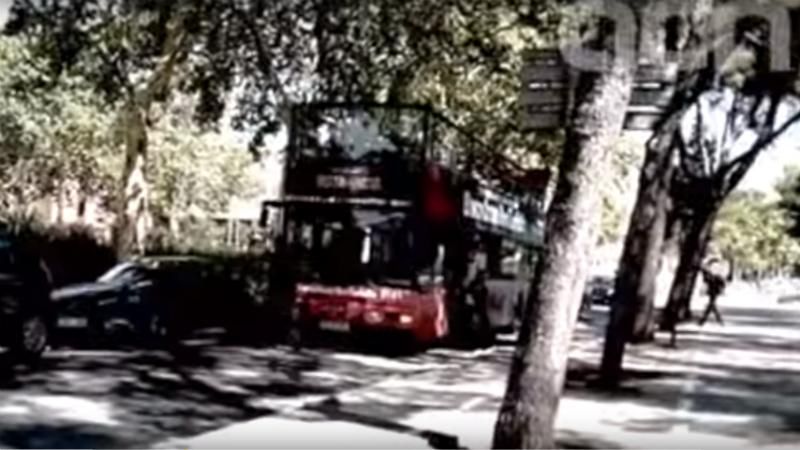 Сторонники независимости Каталонии напали на туристический автобус: появилось видео