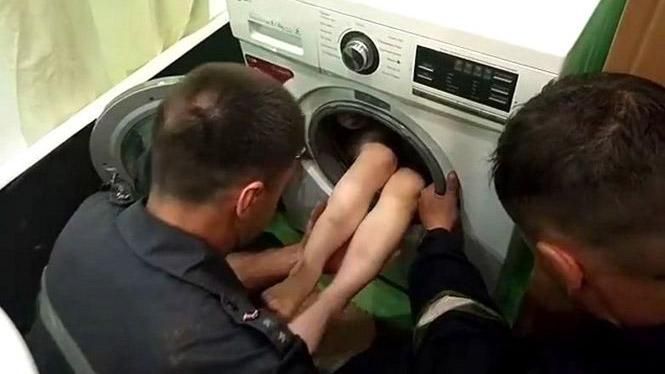На Харьковщине спасателям пришлось вызволять ребенка из стиральной машины