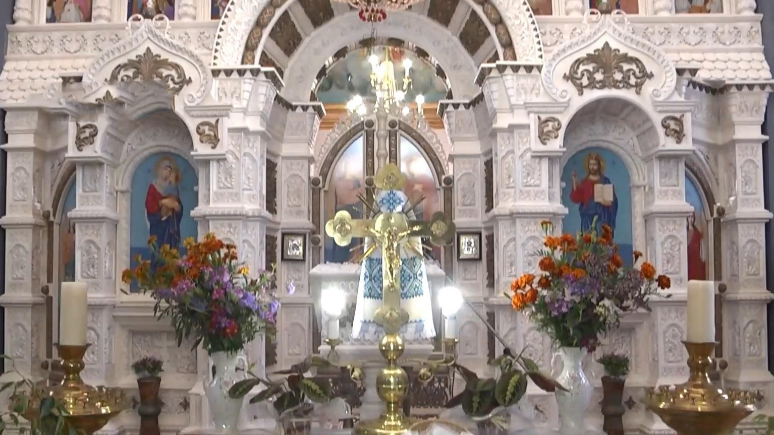 Чому люди звідусіль приїжджають подивитись на церкву на Тернопольщині