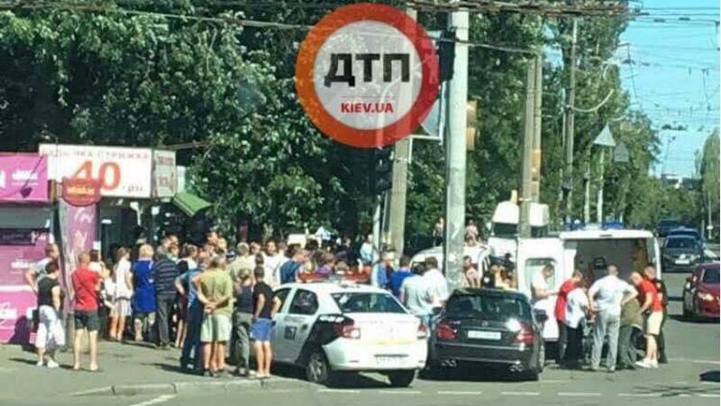 Машина влетела в толпу людей в Киеве Машина влетела в толпу людей в Киеве
