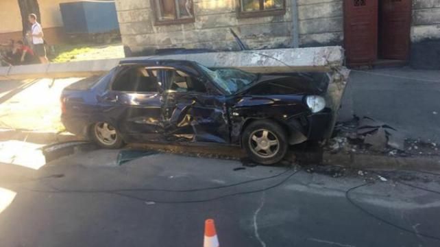 Стовп розтрощив автомобіль з водієм: моторошні фото Стовп розтрощив автомобіль з водієм: моторошні фото