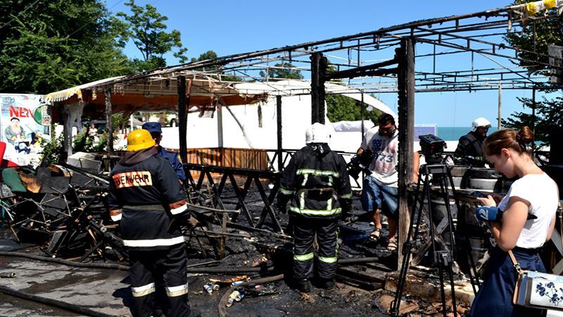 На пляже в Одессе вспыхнуло еще одно кафе: появились первые фото На пляже в Одессе вспыхнуло еще одно кафе: появились первые фото