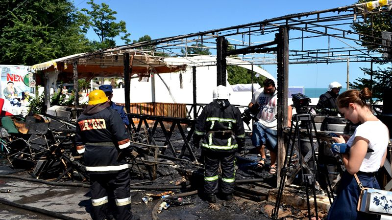 На пляже в Одессе вспыхнуло еще одно кафе: появились первые фото