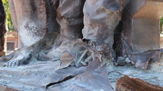 Невідомі підірвали пам'ятник бойовикам в Луганську Невідомі підірвали пам'ятник бойовикам в Луганську