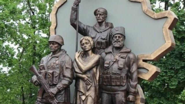 В оккупированном Луганске неизвестные взорвали памятник боевикам: появились фото