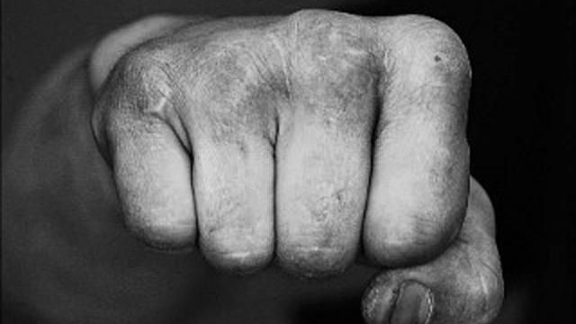 Депутат побив тракториста на Київщині Депутат побив тракториста на Київщині