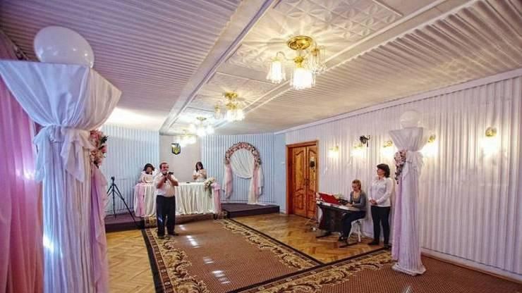 Вагонка і простирадла можуть неабияк освіжити, – у мережі показали оновлені РАЦСи Києва Вагонка і простирадла можуть неабияк освіжити, – у мережі показали оновлені РАЦСи Києва