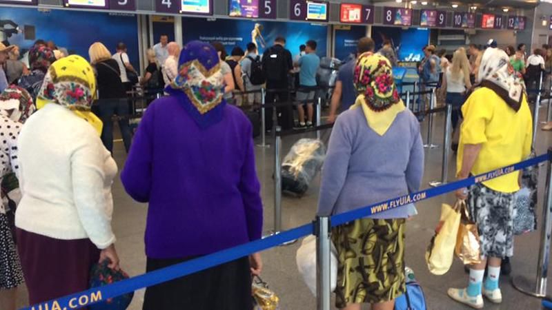 Фото дня: в сети умиляются украинскими бабушками, которые летят в Будапешт
