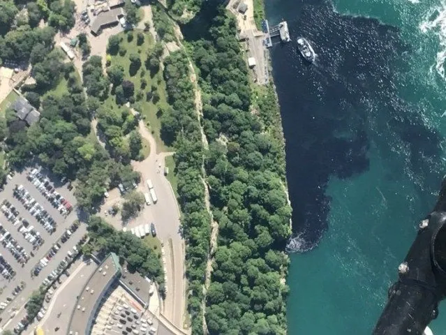 Ніагарський водоспад почорнів 