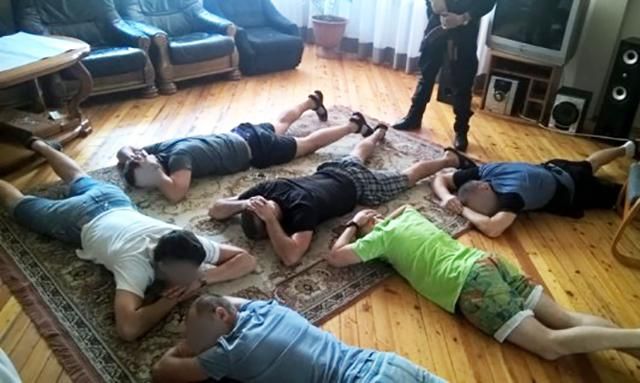 Кололи психотропы и держали в наручниках: полиция Киева разоблачила незаконные реабилитационные центры