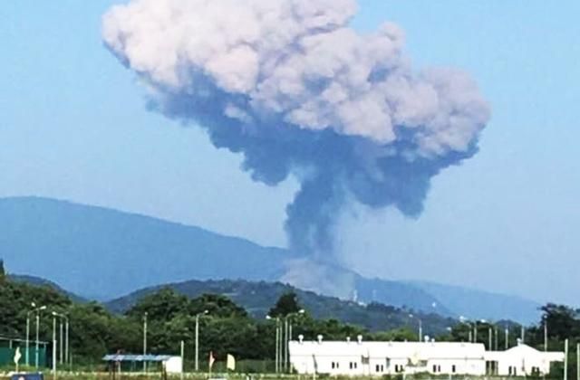 Потужний вибух прогримів на військових складах в Абхазії: є відео Потужний вибух прогримів на військових складах в Абхазії: є відео