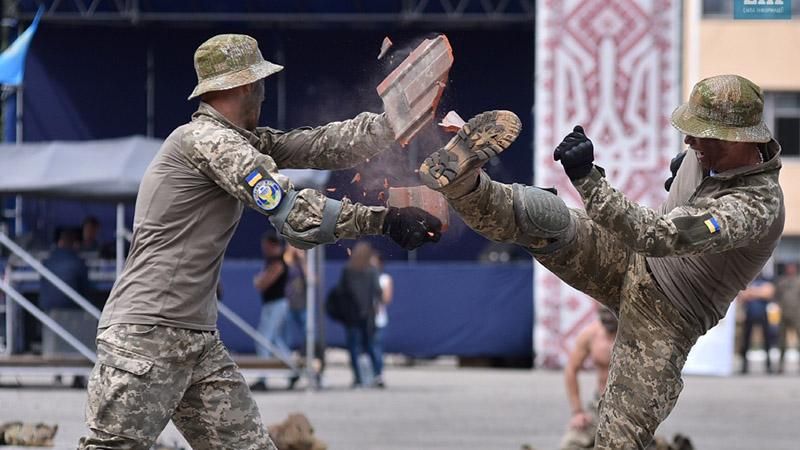 Львовские десантники продемонстрировали захватывающие боевые навыки: появилось видео Львовские десантники продемонстрировали захватывающие боевые навыки: появилось видео
