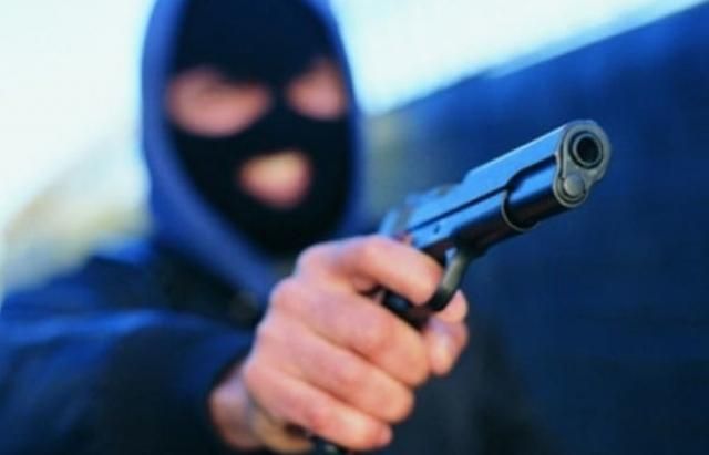 Зухвале пограбування у Києві: озброєні у камуфляжі вкрали 5 мільйонів і втекли Зухвале пограбування у Києві: озброєні у камуфляжі вкрали 5 мільйонів і втекли