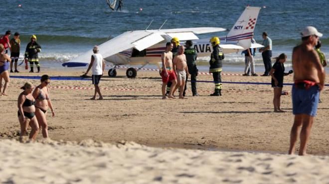 У Португалії літак здійснив аварійну посадку на пляжі, є загиблі