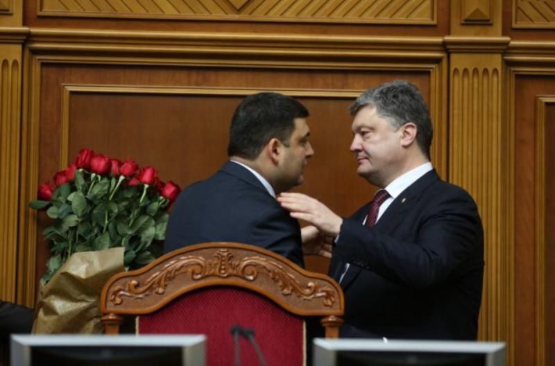 Між ними бурхливий конфлікт, – чому Порошенко хоче, але не може звільнити Гройсмана
Між ними бурхливий конфлікт, – чому Порошенко хоче, але не може звільнити Гройсмана
