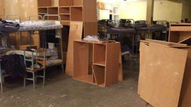 Підлога залита кров’ю – з’явились фото з бунту солдат у російській військовій частині Підлога залита кров’ю – з’явились фото з бунту солдат у російській військовій частині