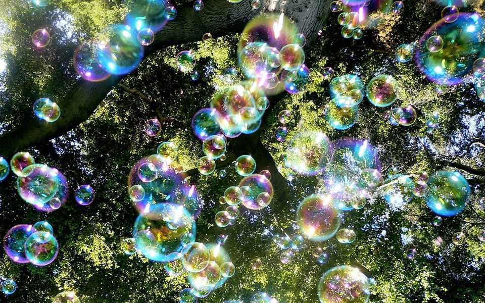 В Гонконге проходит впечатляющее шоу миллионов пузырьков: видео