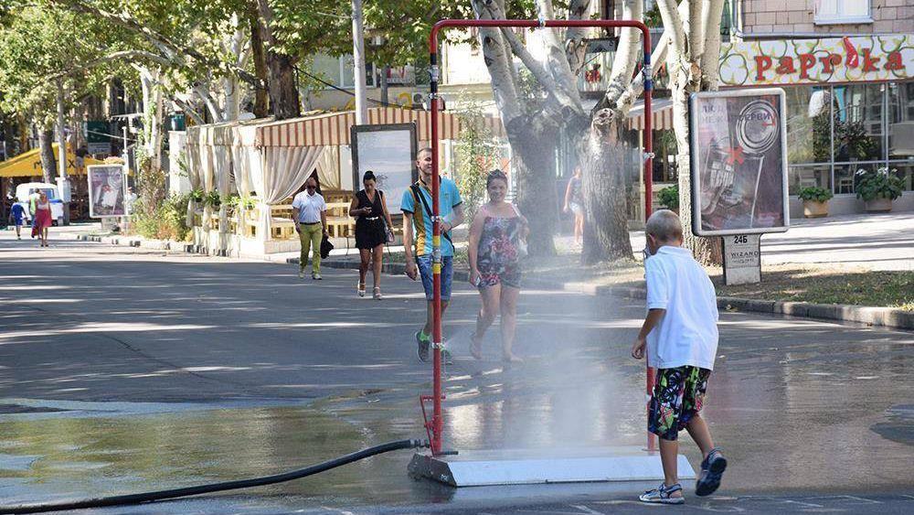 Спастись от жары: в Николаеве установили "освежающую рамку" Спастись от жары: в Николаеве установили "освежающую рамку"