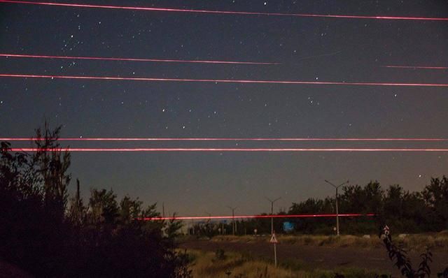 Небо войны: появились захватывающие фото из ночной зоны АТО