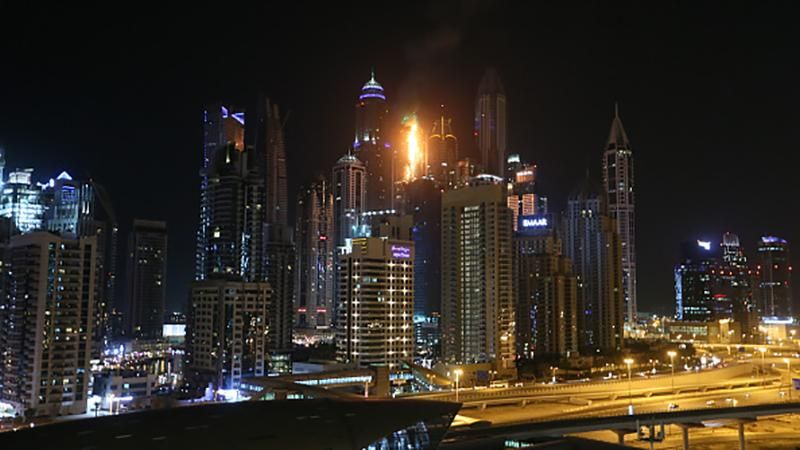 Как факел: 79-этажный небоскреб занялся пламенем в Дубае