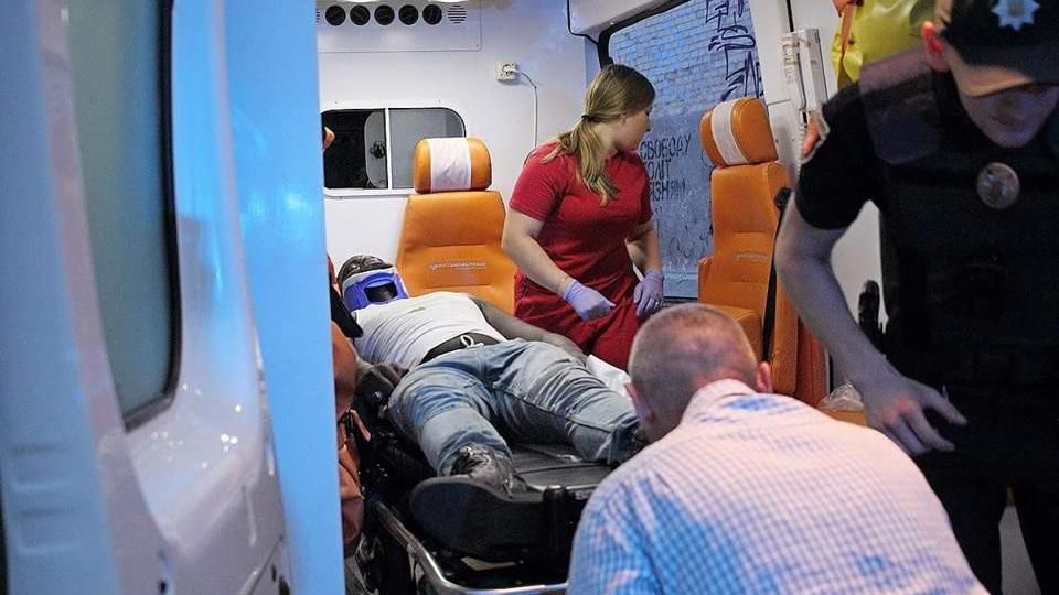 Били ногами по голове: группа неизвестных атаковала темнокожих в Луцке Били ногами по голове: группа неизвестных атаковала темнокожих в Луцке