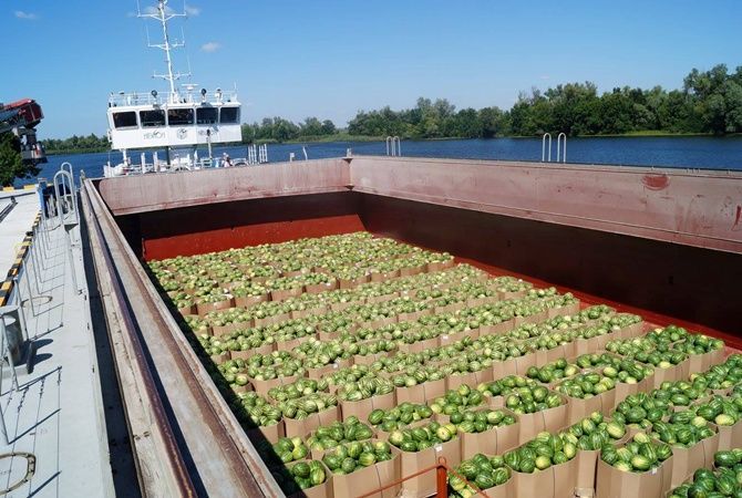 Знаменитая баржа с арбузами приплыла к финишу