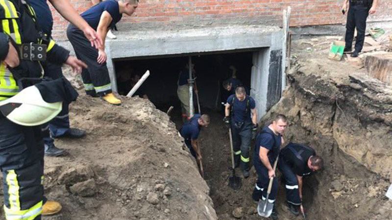 В Києві обвалився ґрунт на території будівництва: є загиблий В Києві обвалився ґрунт на території будівництва: є загиблий