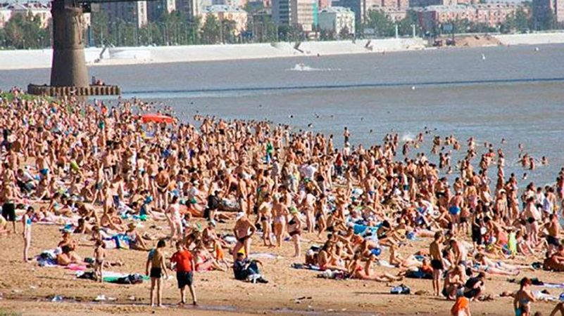 В России отдыхающие сутки купались и загорали рядом с покойником В России отдыхающие сутки купались и загорали рядом с покойником