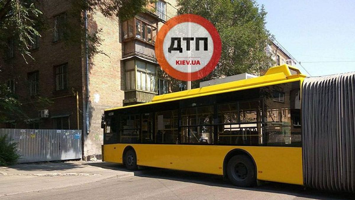 В Киеве троллейбус на скорости протаранил дом В Киеве троллейбус на скорости протаранил дом