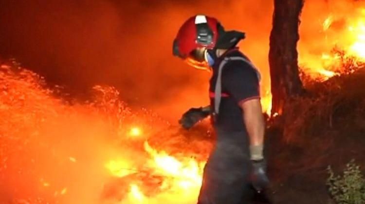 Испания в огне: лесные пожары приблизились к жилым домам