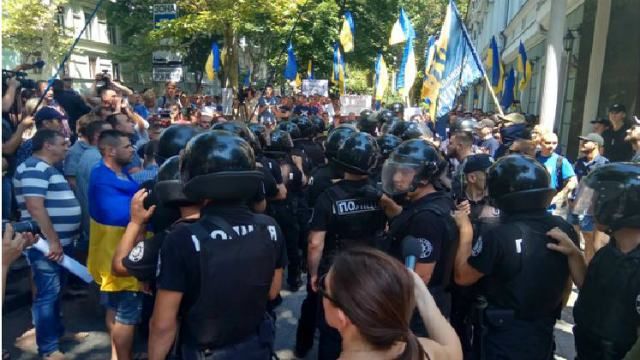 В Одесі сталась бійка під прокуратурою: з'явились фото В Одесі сталась бійка під прокуратурою: з'явились фото